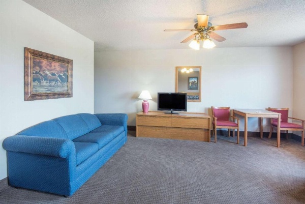 Super 8 by Wyndham Abilene KS image 13