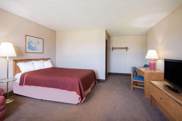 Super 8 by Wyndham Abilene KS image 4
